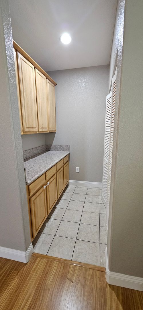 Building Photo - G Street 6 Plex