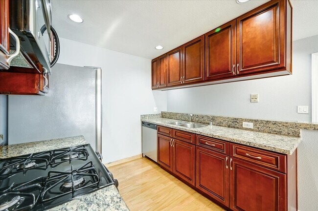 Building Photo - Prime Location 3 Bedroom Condo - Please Co...