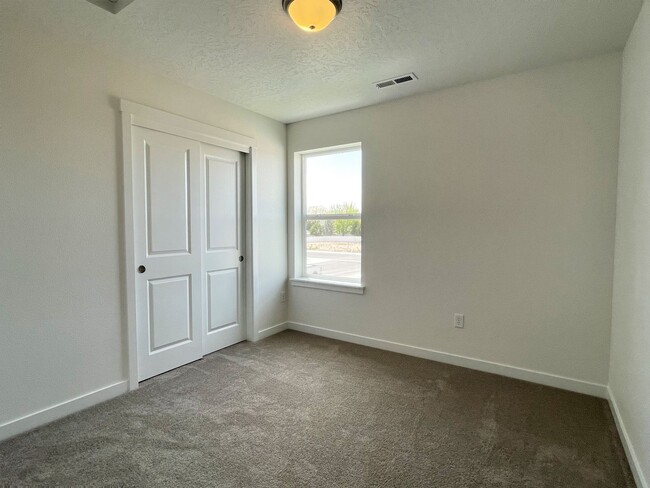 Building Photo - Bright and spacious 4 Bedroom 2.5 Bath hom...