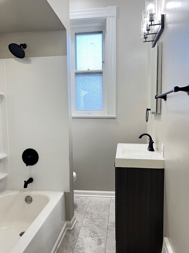 Building Photo - Extremely Spacious and Bright 2-Bedroom Ap...