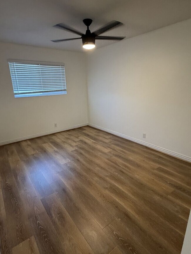 Building Photo - Updated modern townhouse 3 bed 1.5 bath