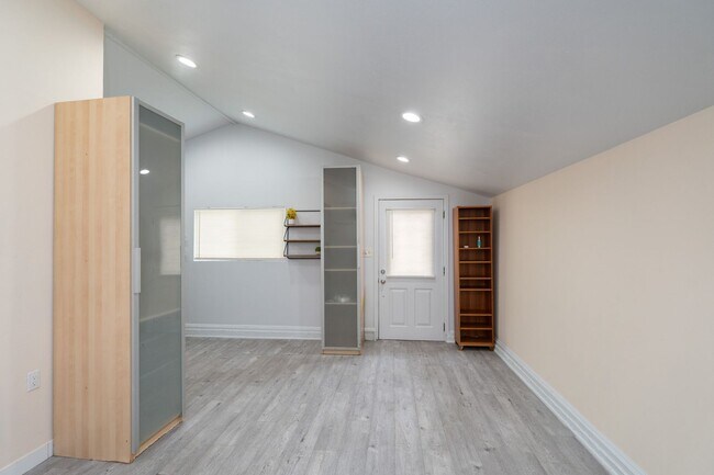 Building Photo - 1208Nant