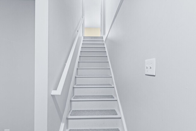 Building Photo - 430 Rockcrest Way