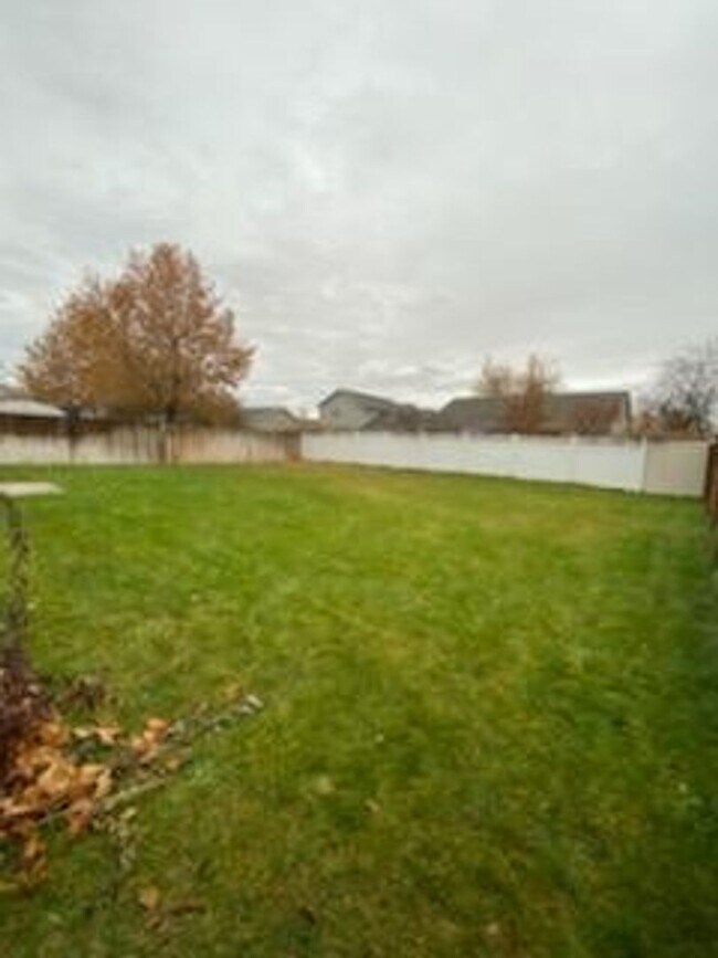 Building Photo - 2559-2559 W Apperson Dr
