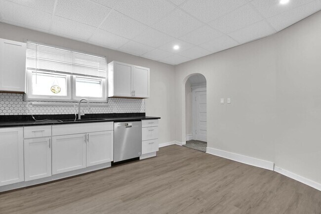 Building Photo - Large Single Family Rental - Available Now