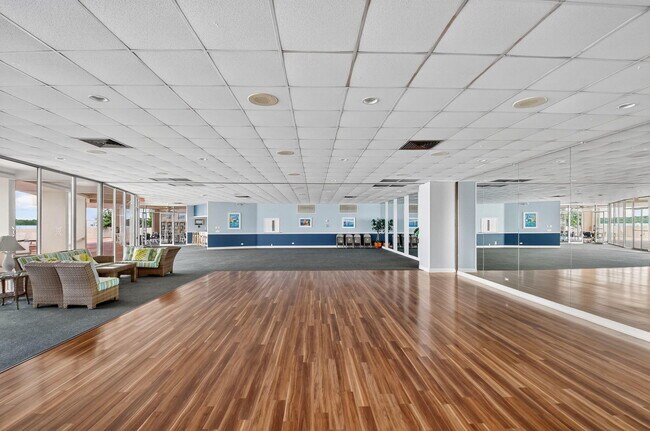 Building Photo - 136 Lakeshore Dr