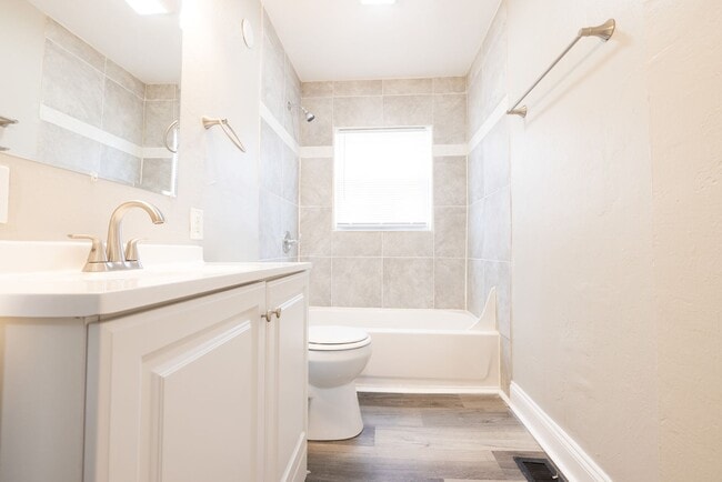 Building Photo - 618-620 Racine Ave