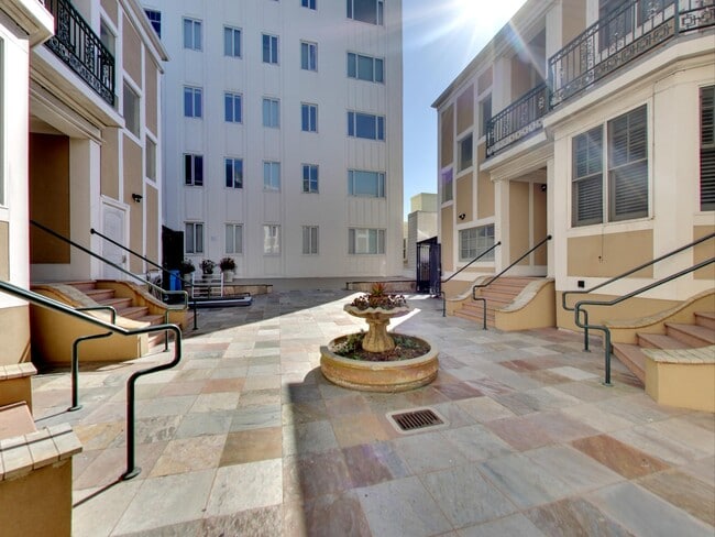 Building Photo - 1121 Green St