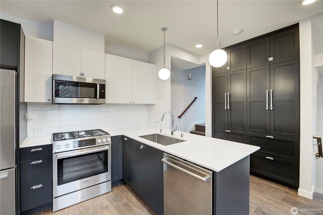 Building Photo - 2Bd/1.75Ba Seattle Townhouse