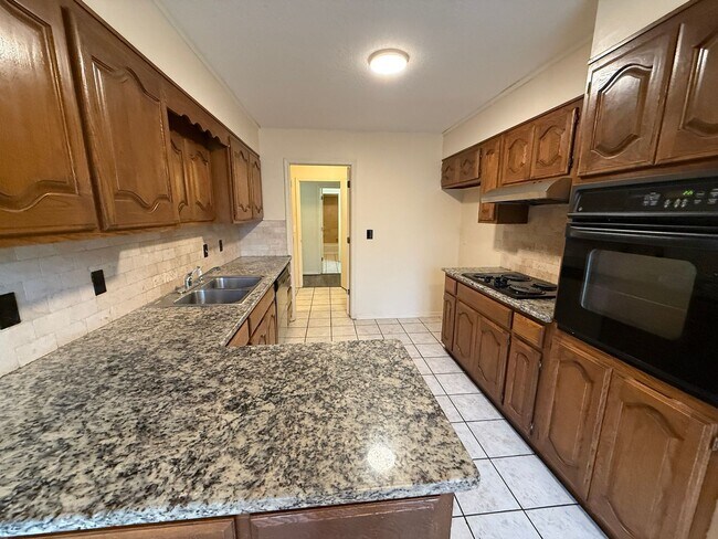 Building Photo - Huge Master Suite, culd-du-sac, Jenks Scho...