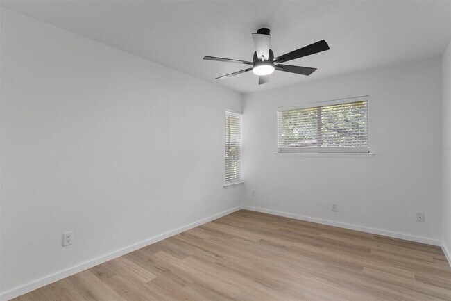 Building Photo - 9730 Anderson Village Dr