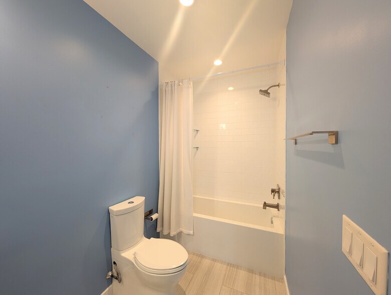 Building Photo - 1500 N American St