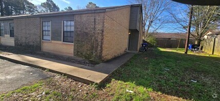 Building Photo - Available Now! 2 Bedroom 1 Bath Duplex in ...