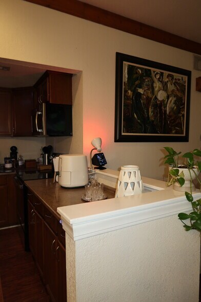 Building Photo - 11002 Lakeside Dr