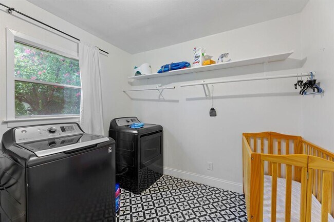 Building Photo - 201 Fairlane Dr