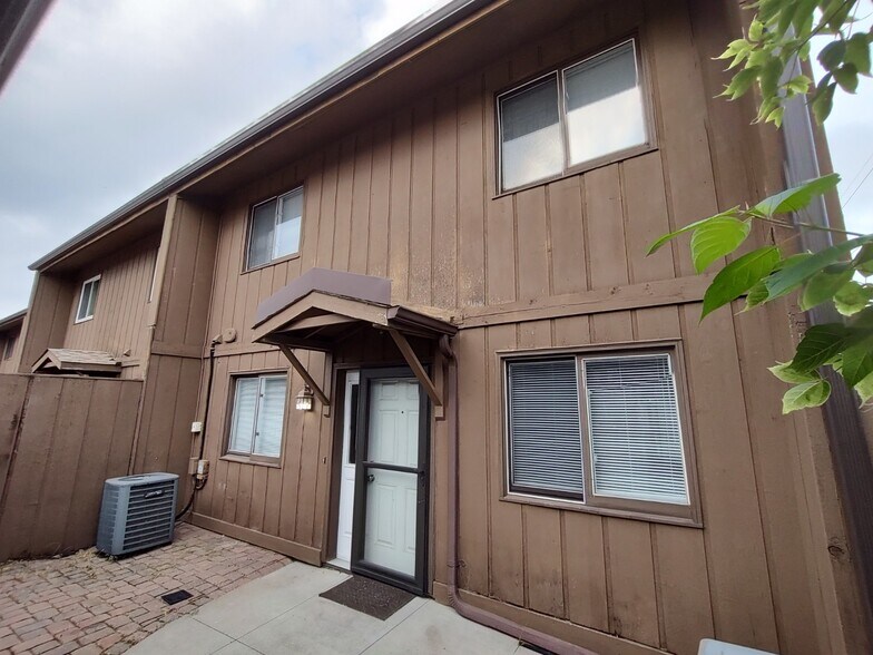 Primary Photo - 989 11th Ave SW