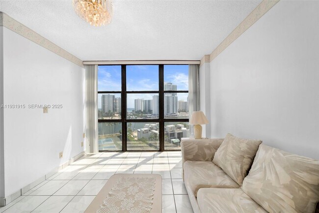 Building Photo - 1000 Parkview Dr