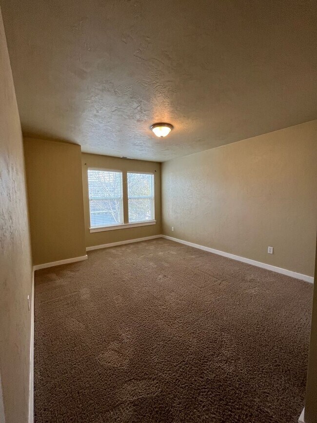 Building Photo - 4-Bedroom 2 1/2 Bathroom Home