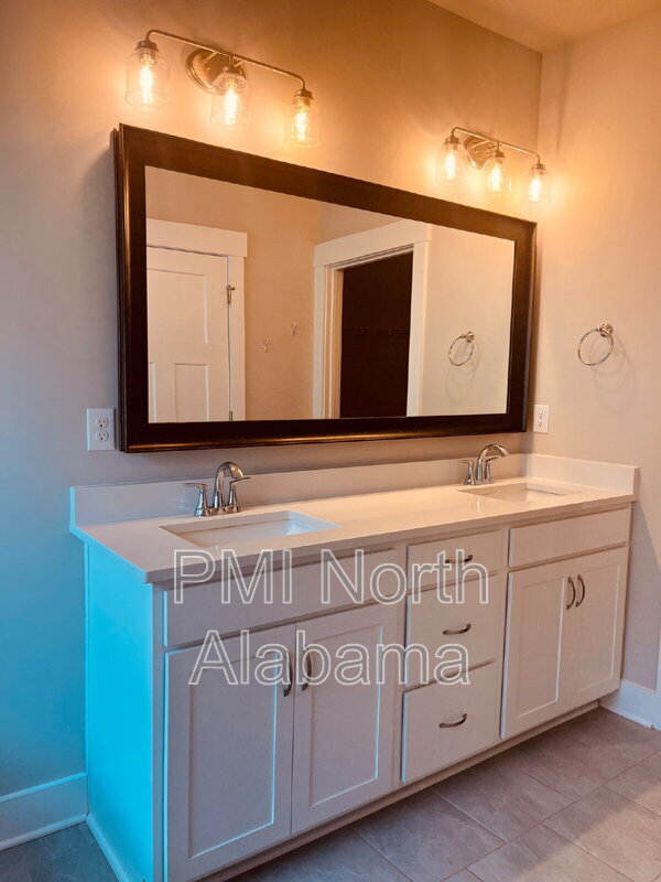Building Photo - 14741 Greenleaf Dr