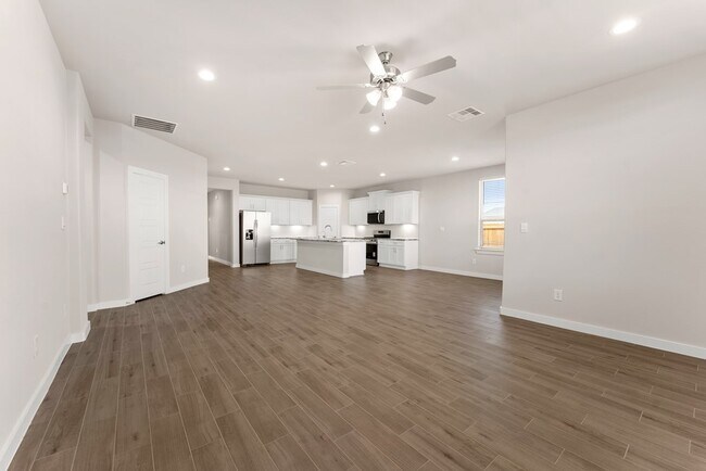 Building Photo - 2101 Fortune Dr