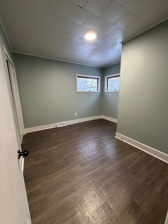 Building Photo - VIDEOTOUR: Inviting, Sunroom, Garage. PETS WELCOME