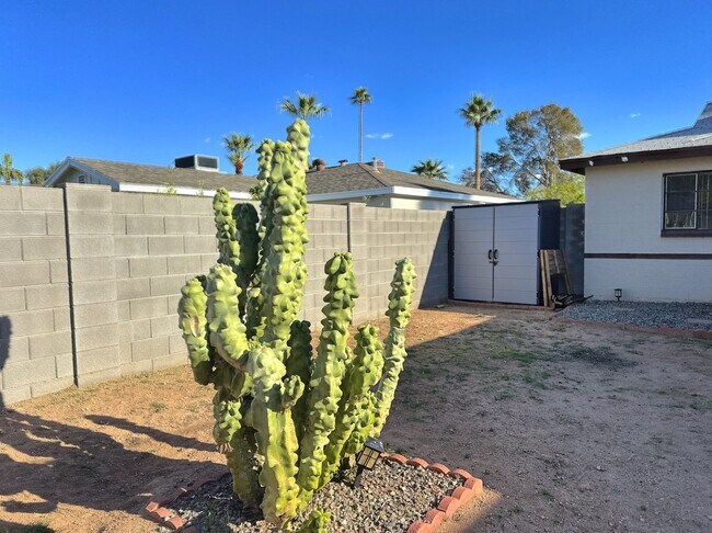 Building Photo - OPEN 8-2-25  12-1PM; Remodeled 4Br-2Ba hou...