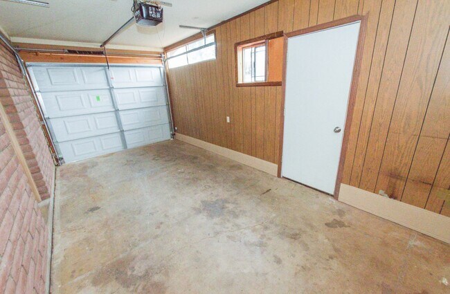 Building Photo - Charming Cul De Sac Home with Fireplace, Central A/C & Garage!
