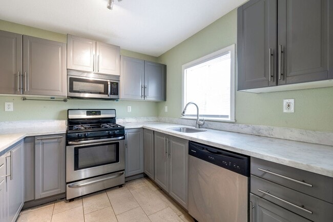 Building Photo - 6 month lease only no extensions Greenwood bungalow