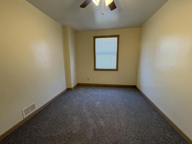 Building Photo - 271 Oak Dr