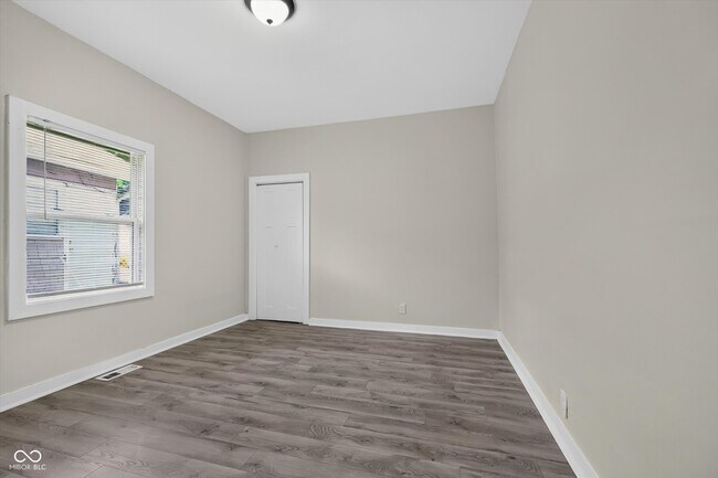 Building Photo - 320 W 39th St