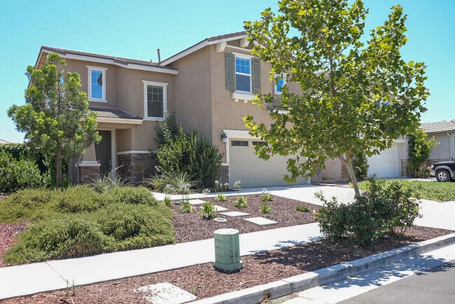 Building Photo - Beautiful 2 Story 4 Bedroom Home in Great ...