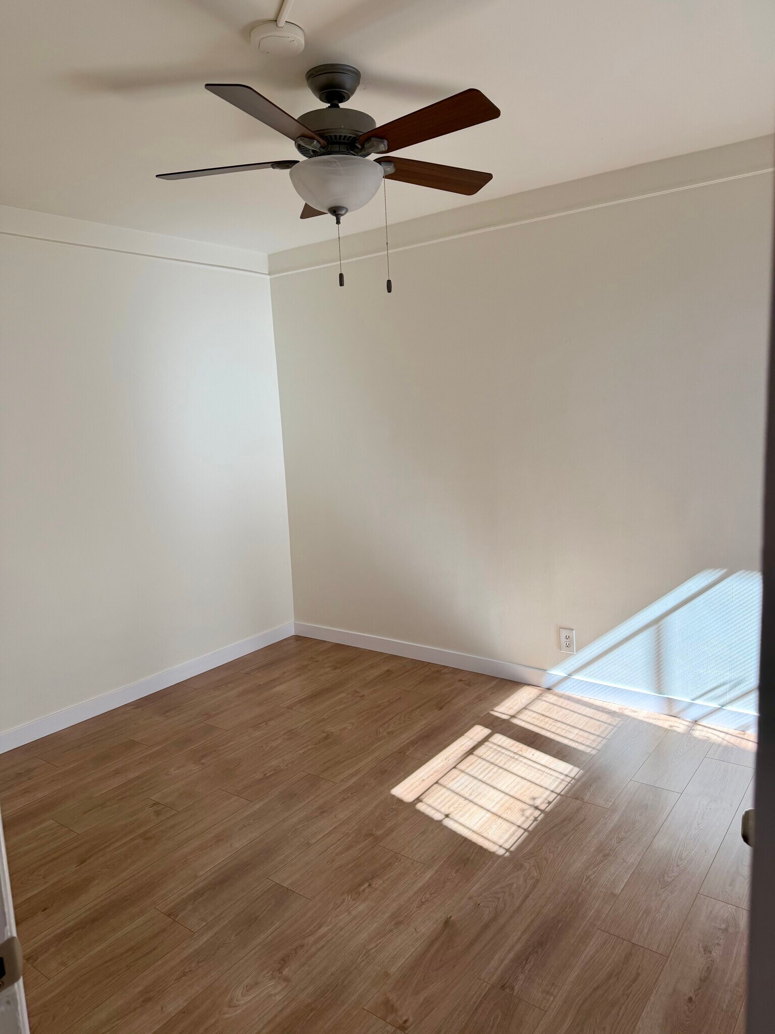 East bedroom - 6133 S Harvard Blvd