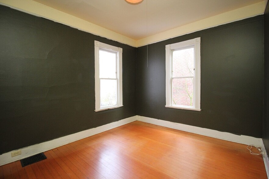 Building Photo - 5112 SE Hawthorne Blvd