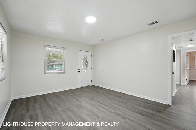 Building Photo - Fully Renovated 3 Bed/1 Bath Home with Att...
