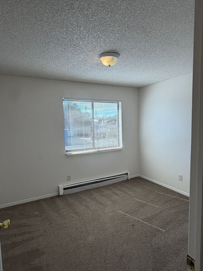 Building Photo - 460 Topaz Dr
