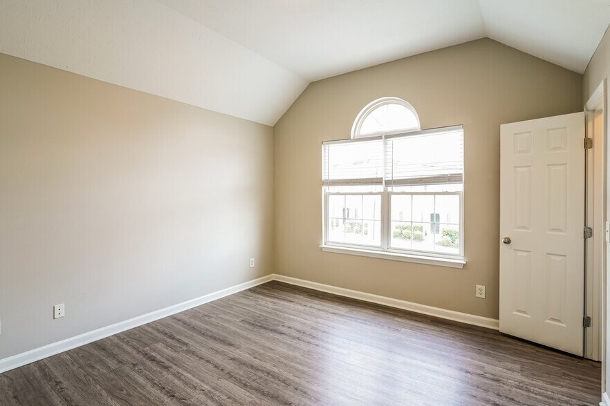 Building Photo - 8033 Logan Dr