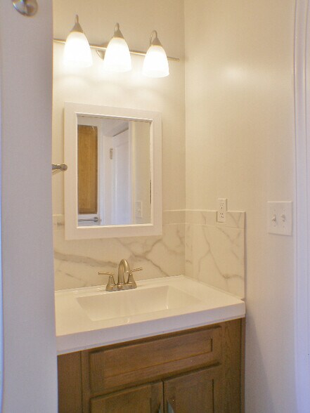 Building Photo - 550 E Washington Ln