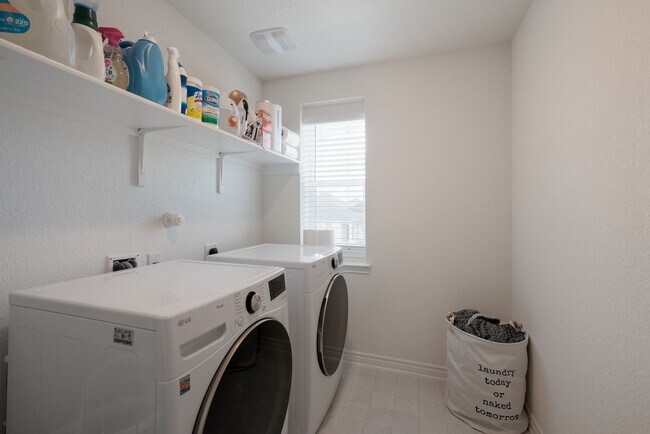 Building Photo - Comfort Meets Convenience in a Well-Located Home