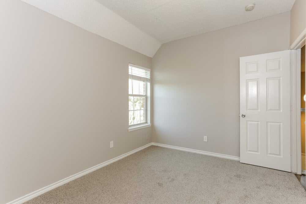 Building Photo - 433 Raintree Cir