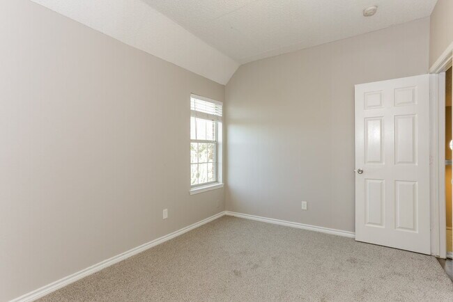 Building Photo - 433 Raintree Cir