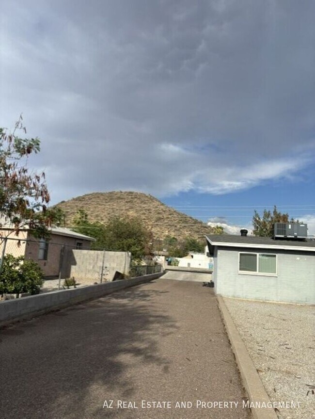 Building Photo - 10648 N 15th Ave
