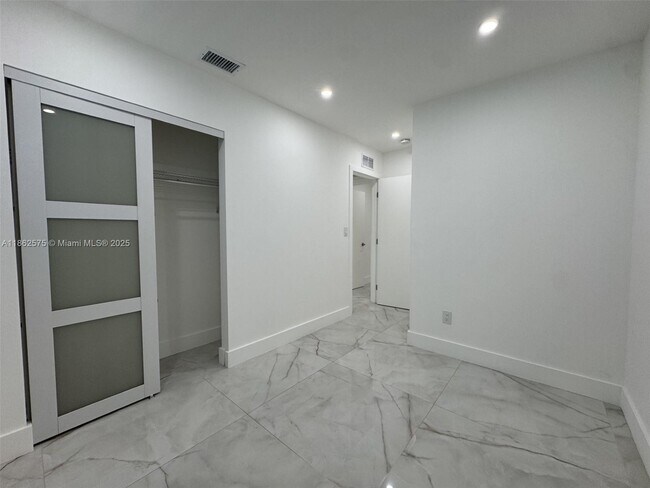 Building Photo - 1431-1433 N 14th Way