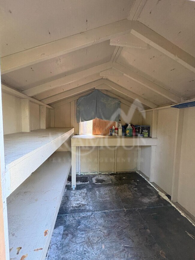 Building Photo - Spacious 3 Bedroom 2 Bathroom with yard space!