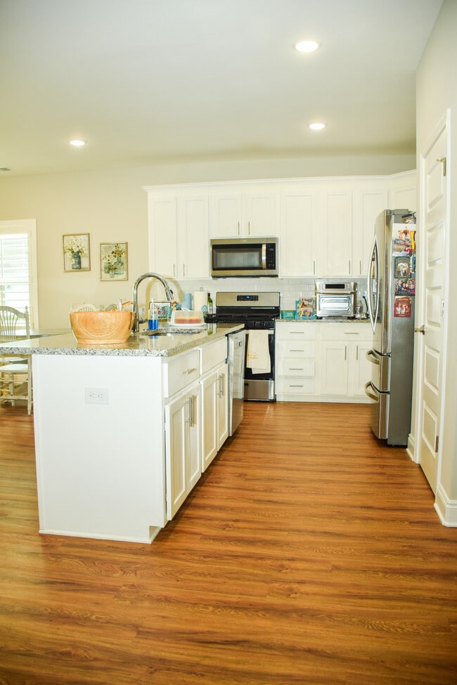 Building Photo - 108 Canvas Ln