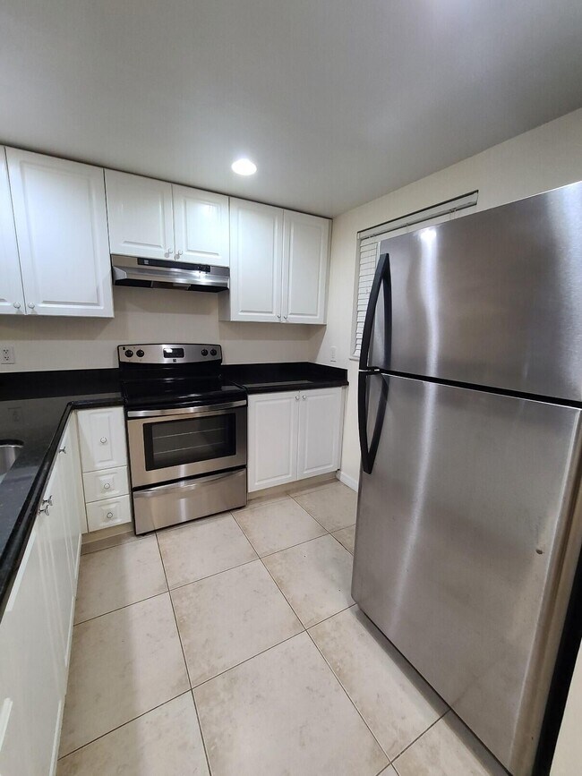 Building Photo - 1547 Lake Crystal Dr