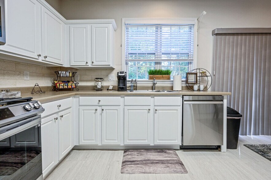 Building Photo - 206 Persimmon Tr