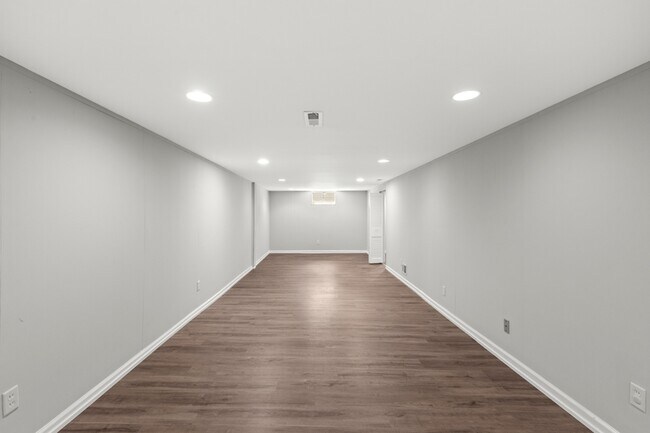Building Photo - 1517 Lincoln Dr