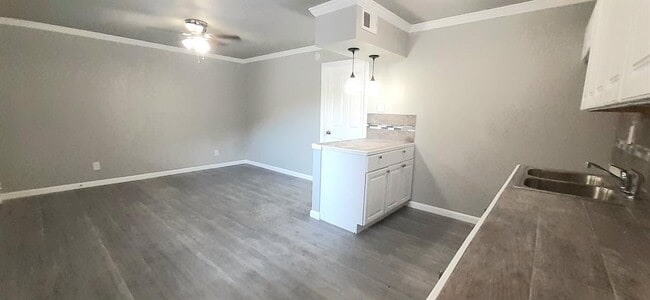 Building Photo - 221 Caylor St