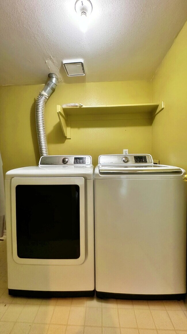 Building Photo - Quiet End Unit 3 Bed 2 Bath Townhome in Cherry Creek Schools Close to Cherry Creek Reservoir!! 2 ...