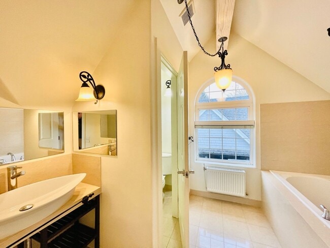 Building Photo - 1524 14th Ave S